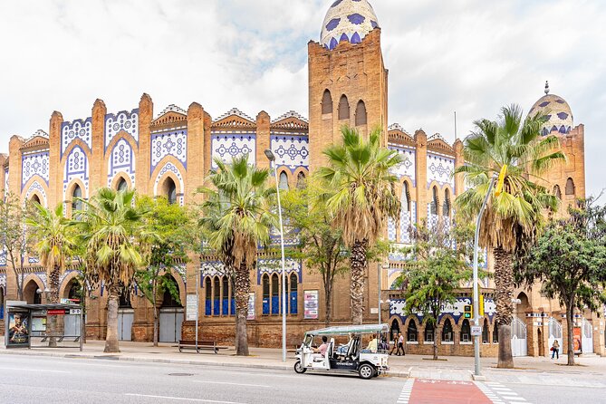 Tour Welcome Barcelona with Local Guide in Eco Tuk Tuk Private - Casa Milà (La Pedrera): The Gaudí Apartment Building You Can’t Skip