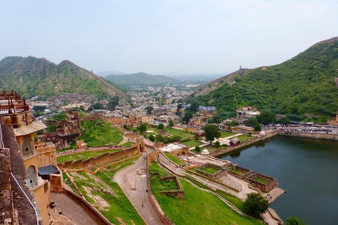 Travel Through the Streets of Jaipur by Tuktuk with a Local - Choosing tuktuk vs AC car without sweating the plan