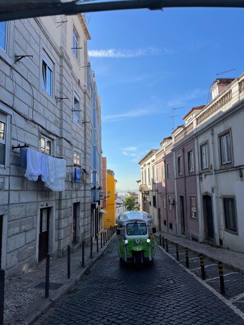 Tuk Tuk Lisbon: 3H00 Lisbon Charms - Getting picked up, staying warm, and hearing the guide