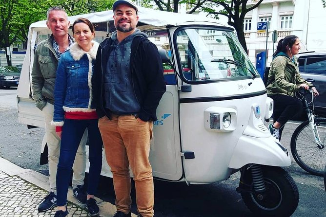 Tuk tuk Lisbon a discovery à la carte without fatigue. Lisbon differently.01 - Meeting at Hard Rock Cafe and keeping logistics simple