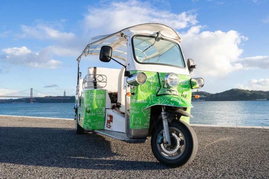 Tuk Tuk Lisbon: Lisbon Iconic Highlights 1.5-Hour - Restauradores Square and Avenida da Liberdade: the clean introduction to Lisbon