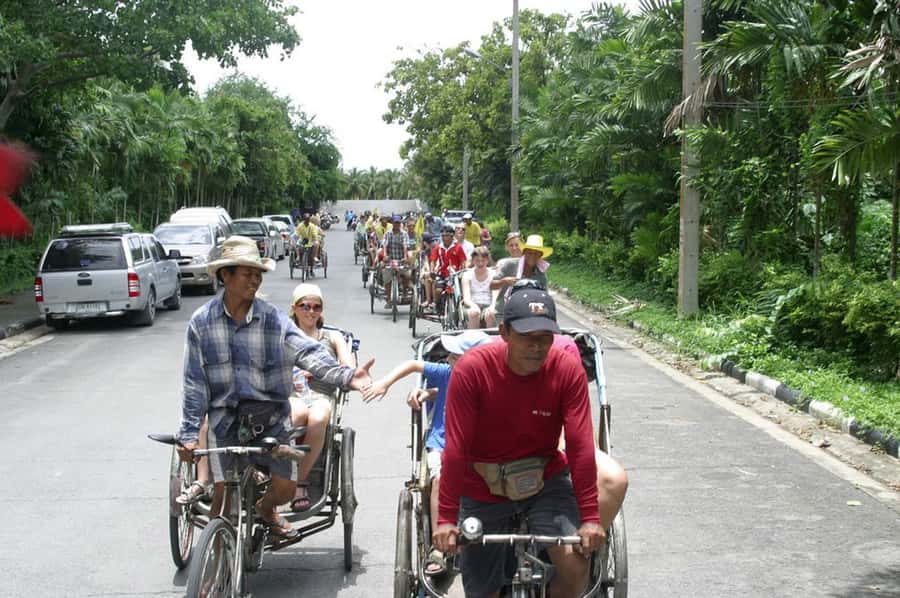 Tuk-Tuk, Longtail-boat and Rickshaw Bangkok jungle Tour - Khlong Toei fresh market: the sensory start that sets the tone