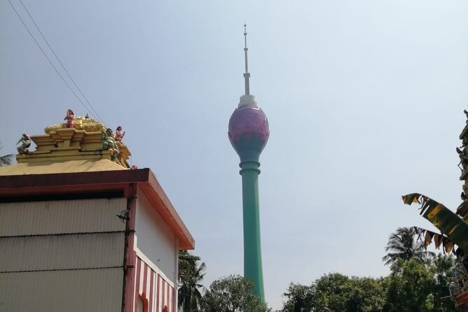 Tuk Tuk Safari Colombo Sri Lanka - Jami Ul-Alfar Mosque: red-and-white stripes and a sailor’s landmark