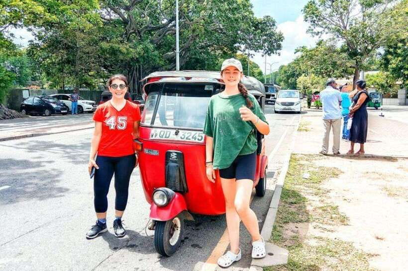 Tuk Tuk Tales of Colombo From Cruies - Galle Face Green: your quick ocean break and photo moment