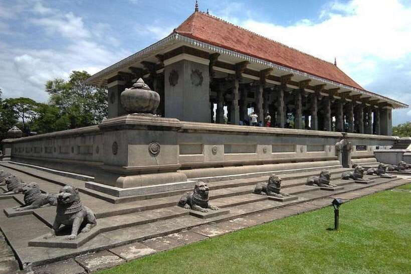 Tuk Tuk Tales of Colombo From Cruies - Gangaramaya Temple: where city life meets religious space
