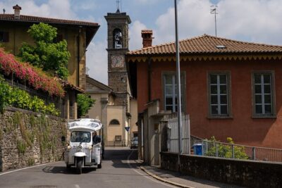Tuk Tuk tour in Bergamo, Città Alta and the ancient Venetian walls - The cobbled climb that shows the walls are real