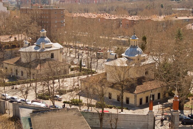 Tuk Tuk Tour Madrid 90 mins - Pickup, privacy, and what you’re really paying for