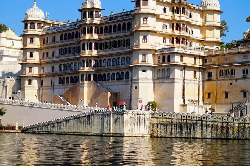 Udaipur Local Sightseeing Tour by Tuk-tuk (Rikshaw) - Market walk and shopping: crafts, spice shops, and chai time