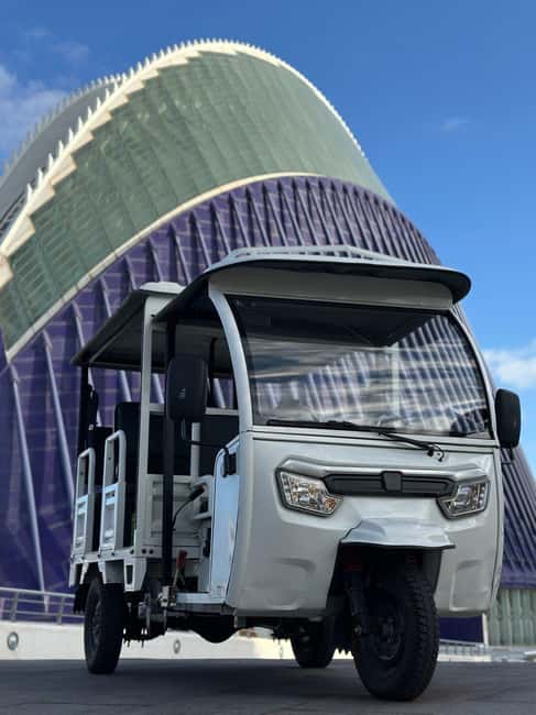 Valencia: 1-hour Historical Tour in a Tuk Tuk - Ciutat Vella and Extramurs: Neighborhoods, Not Just Attractions