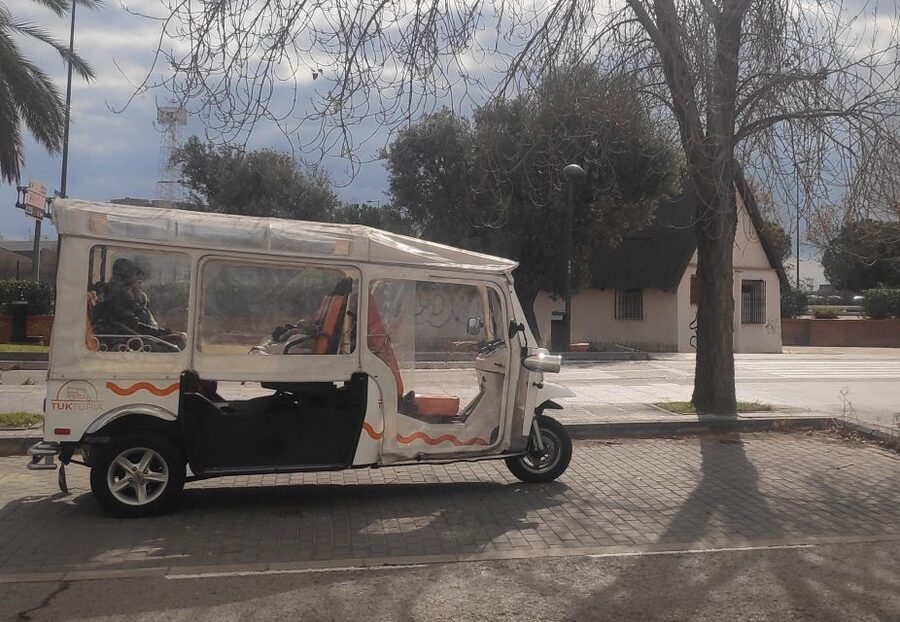 Valencia: Tuk Tuk City Tour - Guides and Local Storytelling: The Lucas Factor