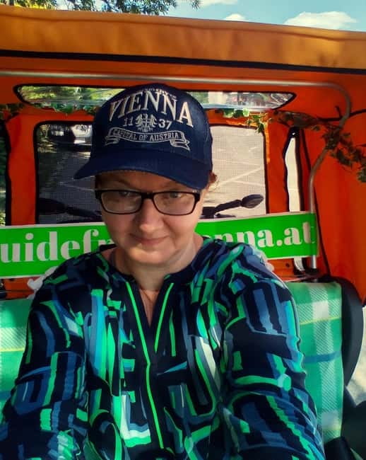 Vienna: Tour with locals in RAXI electric rickshaw - Hundertwasser House: ecology you can see up close