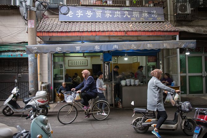 Xi'an Evening Food Tour by TukTuk - Entering Xians alleys by tuk-tuk